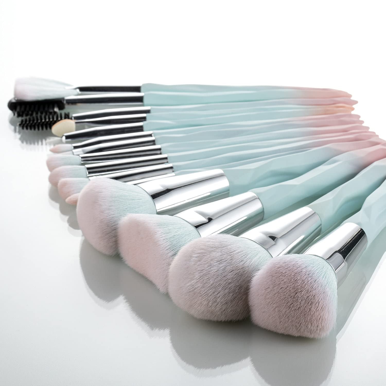 18-Piece Pink and Blue Gradient Makeup Brush and Sponge Set, Soft Synthetic Fibers, Ideal for Beginners and Professionals, Perfect for Valentine's Day and Christmas Gifts